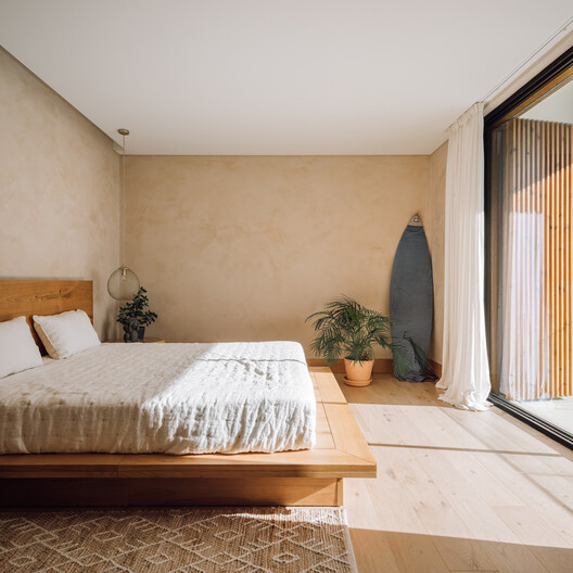 Casa Abuxarda 1 / Fragmentos - Fotografía interior, Dormitorio, Madera, Iluminación, Camas