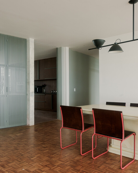 Copan D Apartment / Sabiá Arquitetos + Trema Arquitetura Copan D Apartment / Sabiá Arquitetos + Trema Arquitetura - Interior Photography, Wood, Chair, Table, Lighting, Glass