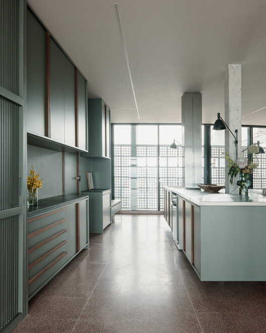 Copan D Apartment / Sabiá Arquitetos + Trema Arquitetura Copan D Apartment / Sabiá Arquitetos + Trema Arquitetura - Interior Photography, Kitchen, Countertop, Glass