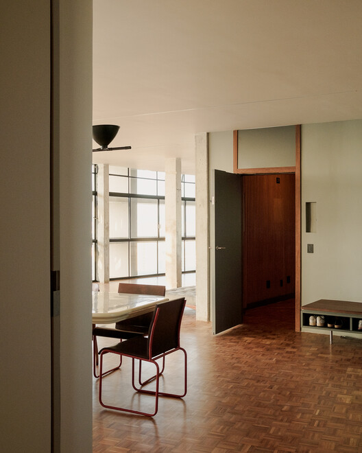 Copan D Apartment / Sabiá Arquitetos + Trema Arquitetura Copan D Apartment / Sabiá Arquitetos + Trema Arquitetura - Interior Photography, Wood, Chair, Door