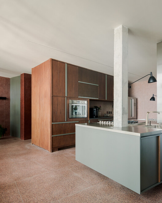 Copan D Apartment / Sabiá Arquitetos + Trema Arquitetura Copan D Apartment / Sabiá Arquitetos + Trema Arquitetura - Interior Photography, Kitchen, Wood, Countertop, Chair