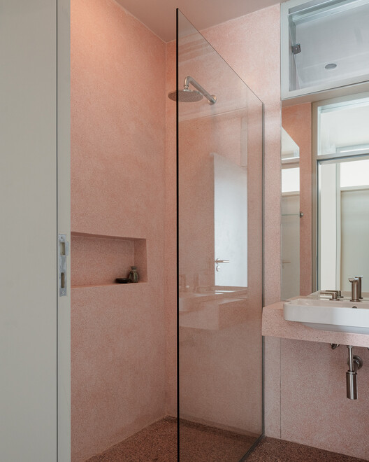 Copan D Apartment / Sabiá Arquitetos + Trema Arquitetura Copan D Apartment / Sabiá Arquitetos + Trema Arquitetura - Interior Photography, Bathroom, Wood, Door, Glass, Toilet