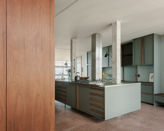Copan D Apartment / Sabiá Arquitetos + Trema Arquitetura Copan D Apartment / Sabiá Arquitetos + Trema Arquitetura - Interior Photography, Kitchen, Wood, Countertop