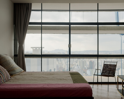 Copan D Apartment / Sabiá Arquitetos + Trema Arquitetura Copan D Apartment / Sabiá Arquitetos + Trema Arquitetura - Interior Photography, Bedroom, Lighting, Bed, Glass