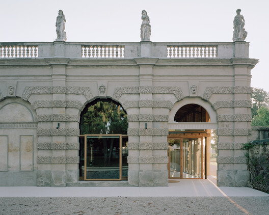 Vis-à-Vis Venitian Villa / RigonSimonetti Vis-à-Vis Venitian Villa / RigonSimonetti - Exterior Photography, Arch, Concrete, Arcade, Column, Courtyard