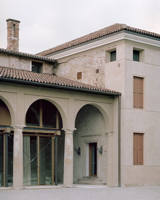Vis-à-Vis Venitian Villa / RigonSimonetti Vis-à-Vis Venitian Villa / RigonSimonetti - Exterior Photography, Column, Arch, Concrete, Arcade
