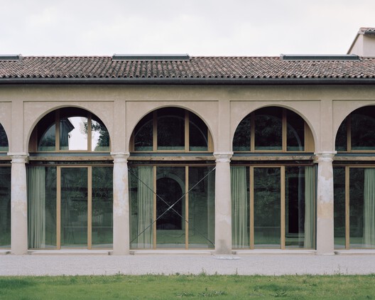 Vis-à-Vis Venitian Villa / RigonSimonetti Vis-à-Vis Venitian Villa / RigonSimonetti - Exterior Photography, Column, Arch, Concrete, Arcade, Courtyard
