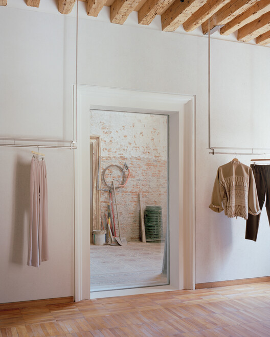 Vis-à-Vis Venitian Villa / RigonSimonetti Vis-à-Vis Venitian Villa / RigonSimonetti - Interior Photography, Closet, Wood, Door