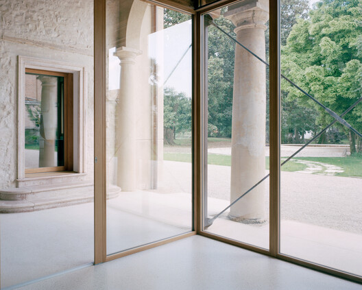 Vis-à-Vis Venitian Villa / RigonSimonetti Vis-à-Vis Venitian Villa / RigonSimonetti - Interior Photography, Column, Glass, Concrete