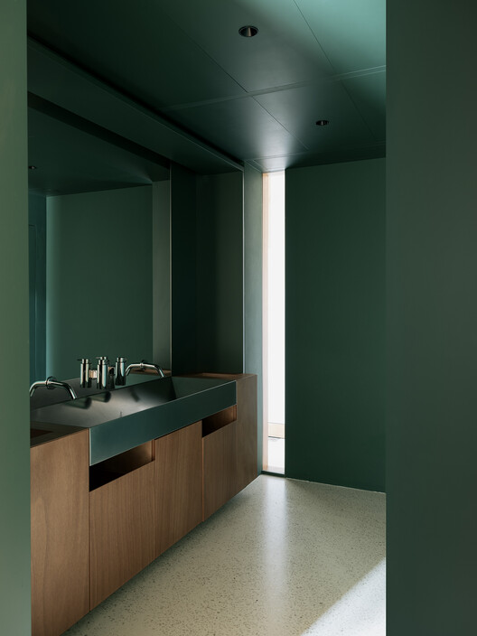 Vis-à-Vis Venitian Villa / RigonSimonetti Vis-à-Vis Venitian Villa / RigonSimonetti - Interior Photography, Bathroom, Wood, Sink