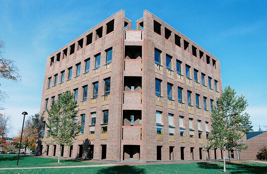 Thick Walls and Deep Openings: When Architecture Rediscovers Mass - Image 15 of 24