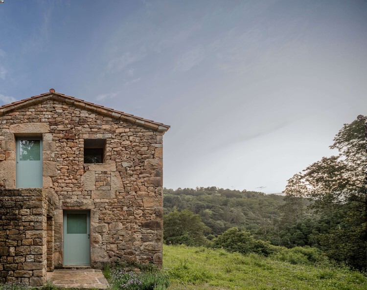 Casa Mínima: una rehabilitación EnerPHit en el paisaje pasiego/ Estudio Mínima - Fotografía exterior