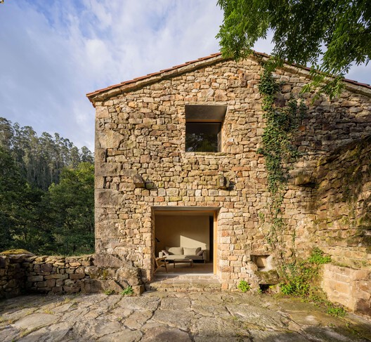 Casa Mínima: una rehabilitación EnerPHit en el paisaje pasiego/ Estudio Mínima