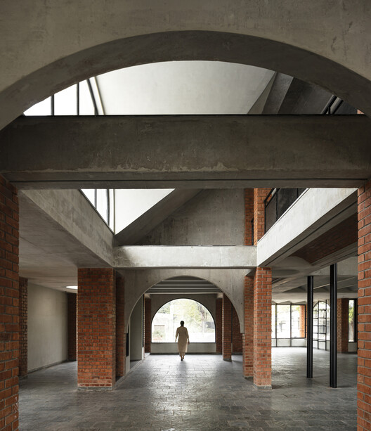 Studio ALT / Rushnaiwala Architects - Interior Photography, Column, Concrete, Arcade
