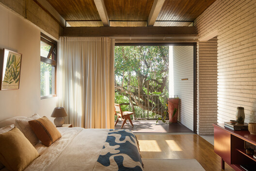Tres Pochotes House / FAMM Arquitectura Tres Pochotes House / FAMM Arquitectura - Interior Photography, Bedroom, Wood, Bed, Chair