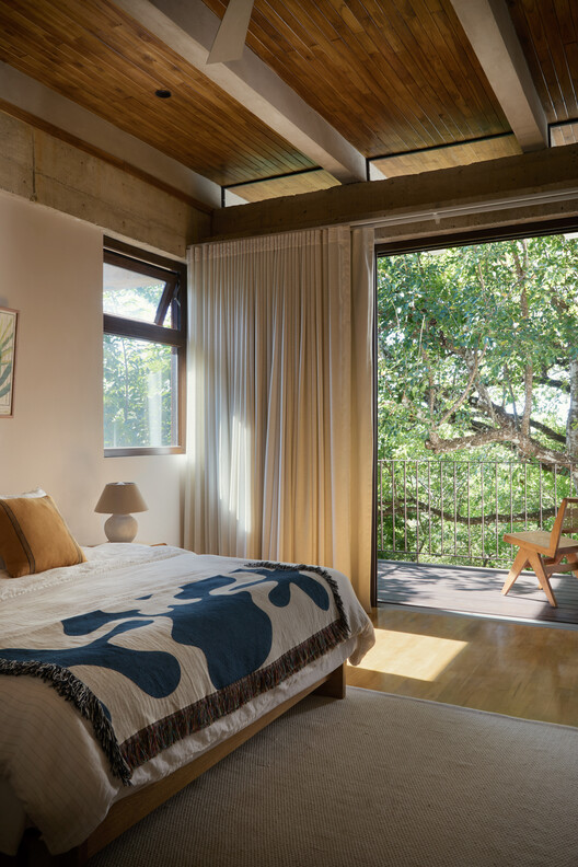 Tres Pochotes House / FAMM Arquitectura Tres Pochotes House / FAMM Arquitectura - Interior Photography, Bedroom, Wood, Bed, Lighting