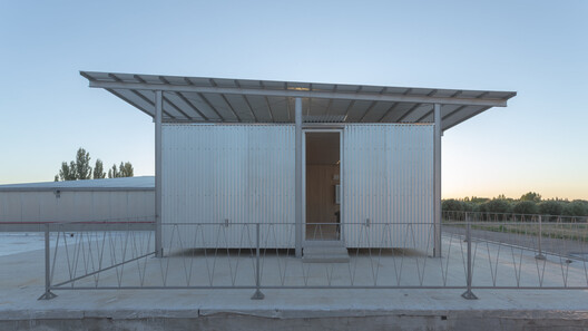 Office above the Pool / Modulito Estudio + atelier industrial - Exterior Photography