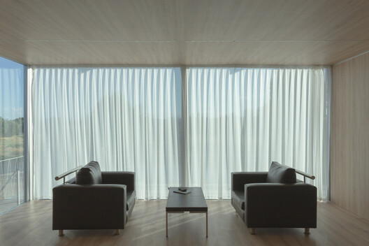 Office above the Pool / Modulito Estudio + atelier industrial - Interior Photography, Living Room, Glass