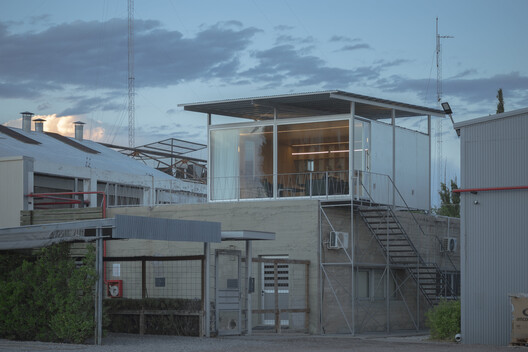 Office above the Pool / Modulito Estudio + atelier industrial - Image 3 of 27