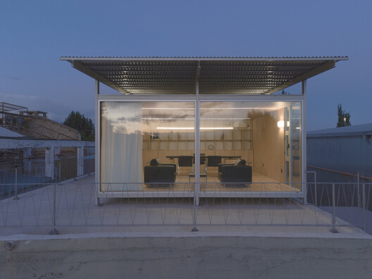 Office above the Pool / Modulito Estudio + atelier industrial - Exterior Photography