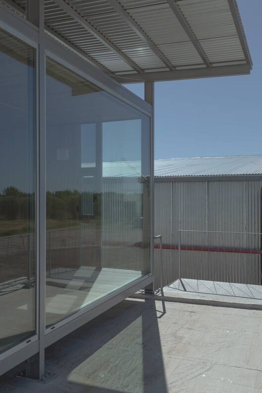 Office above the Pool / Modulito Estudio + atelier industrial - Image 13 of 27