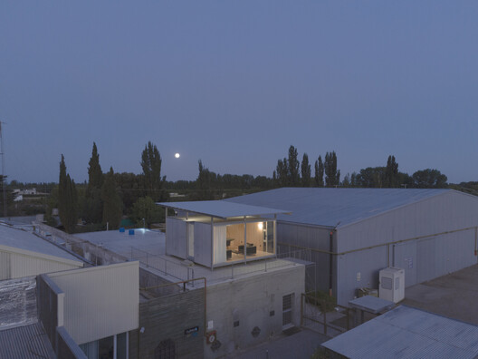 Office above the Pool / Modulito Estudio + atelier industrial - Exterior Photography