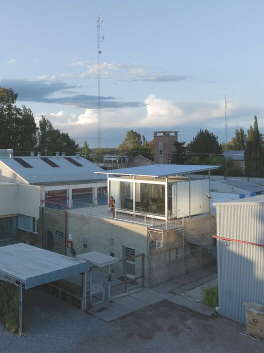 Office above the Pool / Modulito Estudio + atelier industrial - Image 6 of 27