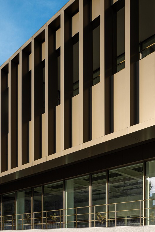 New PRF Headquarters Building / Impare Arquitectura New PRF Headquarters Building / Impare Arquitectura - Image 10 of 45
