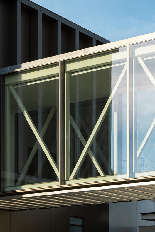 New PRF Headquarters Building / Impare Arquitectura New PRF Headquarters Building / Impare Arquitectura - Interior Photography, Glass, Steel