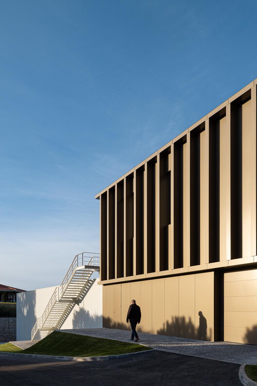 New PRF Headquarters Building / Impare Arquitectura New PRF Headquarters Building / Impare Arquitectura - Exterior Photography, Concrete