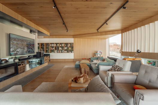 Casa Boavista 664 / Terra Arquitectos Casa Boavista 664 / Terra Arquitectos - Fotografía interior, Sala de estar, Madera, Sillones, Sillas