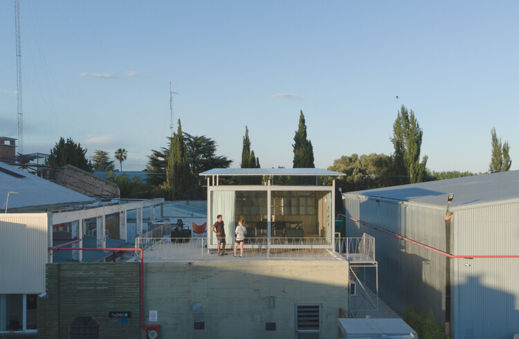 Office above the Pool / Modulito Estudio + atelier industrial - More Images