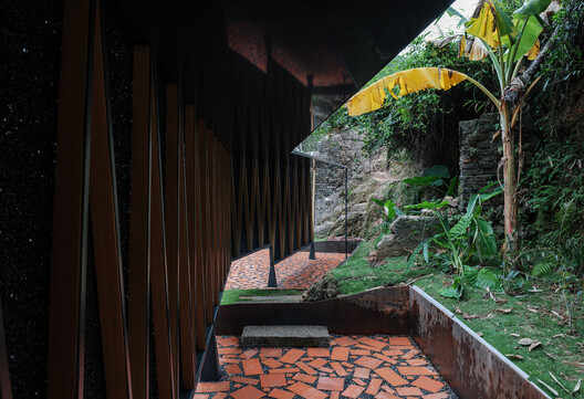 折廊拾级而上，感知边界的桂花院 / 紋建筑