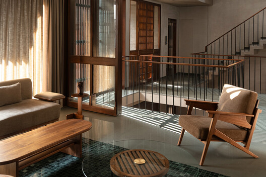 Veiled Void / ROOMOOR Veiled Void / ROOMOOR - Interior Photography, Living Room, Wood, Chair