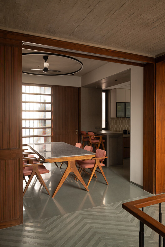Veiled Void / ROOMOOR Veiled Void / ROOMOOR - Interior Photography, Wood, Table, Lighting, Chair