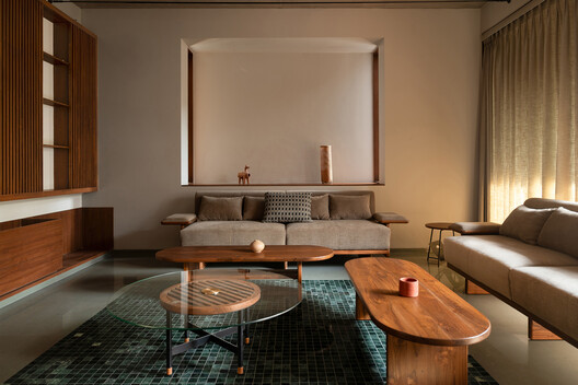 Veiled Void / ROOMOOR Veiled Void / ROOMOOR - Interior Photography, Living Room, Wood, Table, Lighting, Sofa, Chair