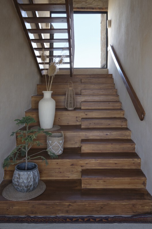 Gagy Self-Sufficient House / Kareem Aldomiaty + Ehab Aldomiaty Gagy Self-Sufficient House / Kareem Aldomiaty + Ehab Aldomiaty - Interior Photography, Stairs, Wood, Handrail