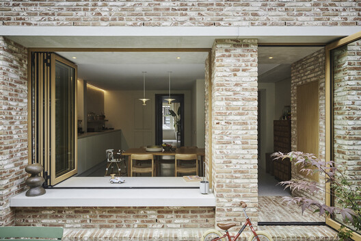 Making a Characterful Entrance: The Architectural Impact of Wooden Bi-Folding Doors Making a Characterful Entrance: The Architectural Impact of Wooden Bi-Folding Doors - Image 10 of 16