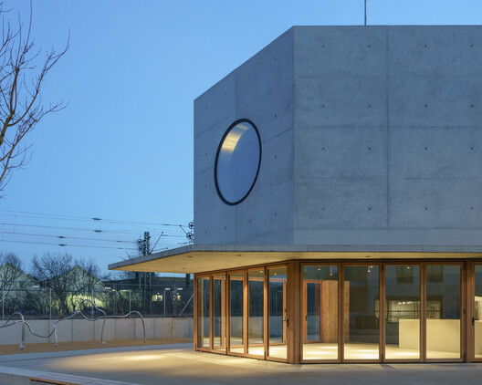 Making a Characterful Entrance: The Architectural Impact of Wooden Bi-Folding Doors Making a Characterful Entrance: The Architectural Impact of Wooden Bi-Folding Doors - Image 4 of 16