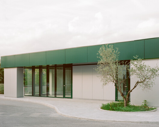 In Limine Gatehouse / Caret Studio In Limine Gatehouse / Caret Studio - Image 3 of 16