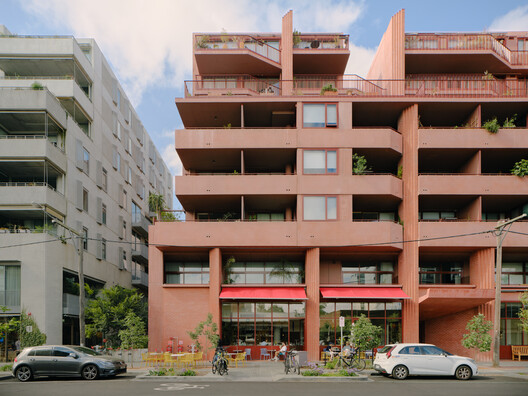 9 Wilson Ave Apartment / MA+Co + Neometro 9 Wilson Ave Apartment / MA+Co + Neometro - Exterior Photography, Balcony