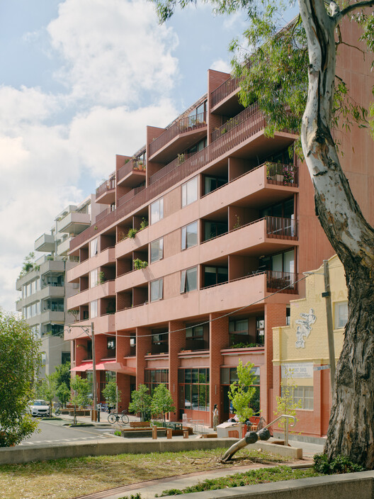 9 Wilson Ave Apartment / MA+Co + Neometro 9 Wilson Ave Apartment / MA+Co + Neometro - Exterior Photography, Balcony