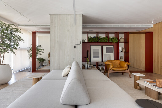 Apartamento Ripas / RAWI Arquitetura - Fotografia de Interiores, Sala de Estar, Madeira, Mesa, Sofá, Cadeira