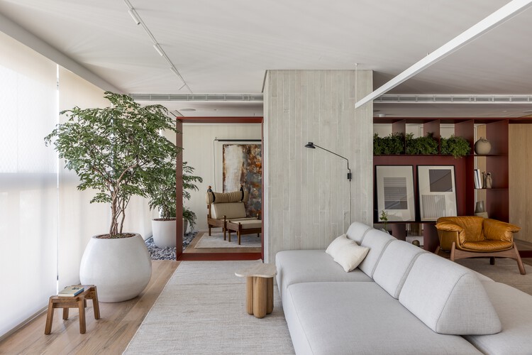 Apartamento Ripas / RAWI Arquitetura - Fotografia de Interiores, Sala de Estar, Madeira, Sofá, Mesa, Iluminação, Cadeira