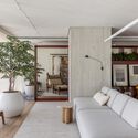 Apartamento Ripas / RAWI Arquitetura - Fotografia de Interiores, Interiores De Apartamentos, Mesa, Iluminação, Cadeira