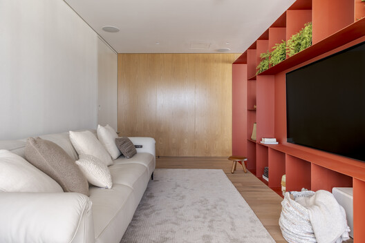 Apartamento Ripas / RAWI Arquitetura - Fotografia de Interiores, Sala de Estar, Madeira, Sofá