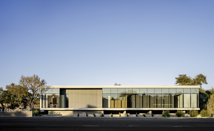 Westlake Dermatology Georgetown / Matt Fajkus Architecture  - Clinic