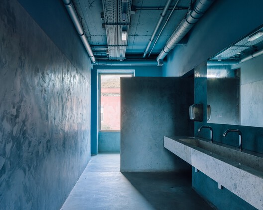 Captain's House / Miguel Marcelino Captain's House / Miguel Marcelino - Interior Photography, Bathroom, Concrete