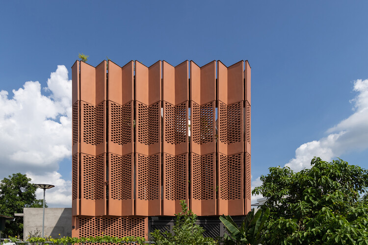 Creative Usage of Bricks & Earth / H&P Architects - Exterior Photography, Houses