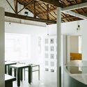 Coffee or Tea: Third Places, Kiosks, and the Retail Architecture of Duration  - Imagem 1 de 4
